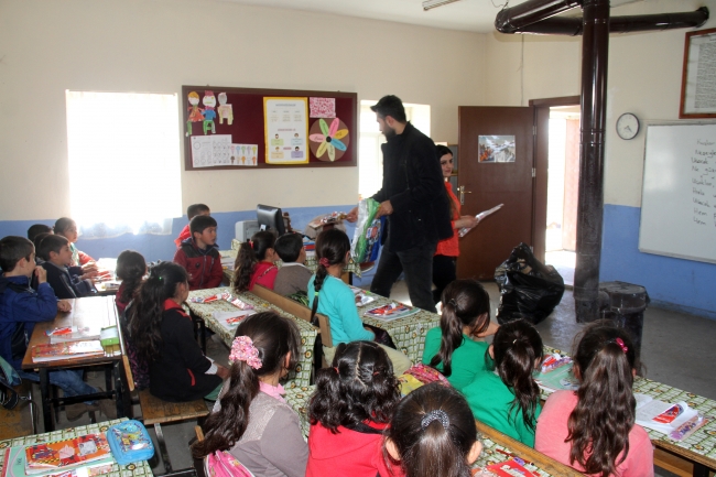 Çektiği fotoğrafla 10 bin öğrenciye kucak açtı